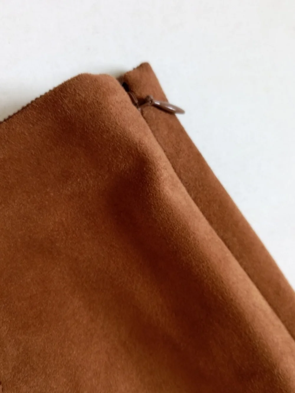 Aritzia Babaton soft faux suede A-line skirt in warm chestnut brown - Picture 4 of 6
